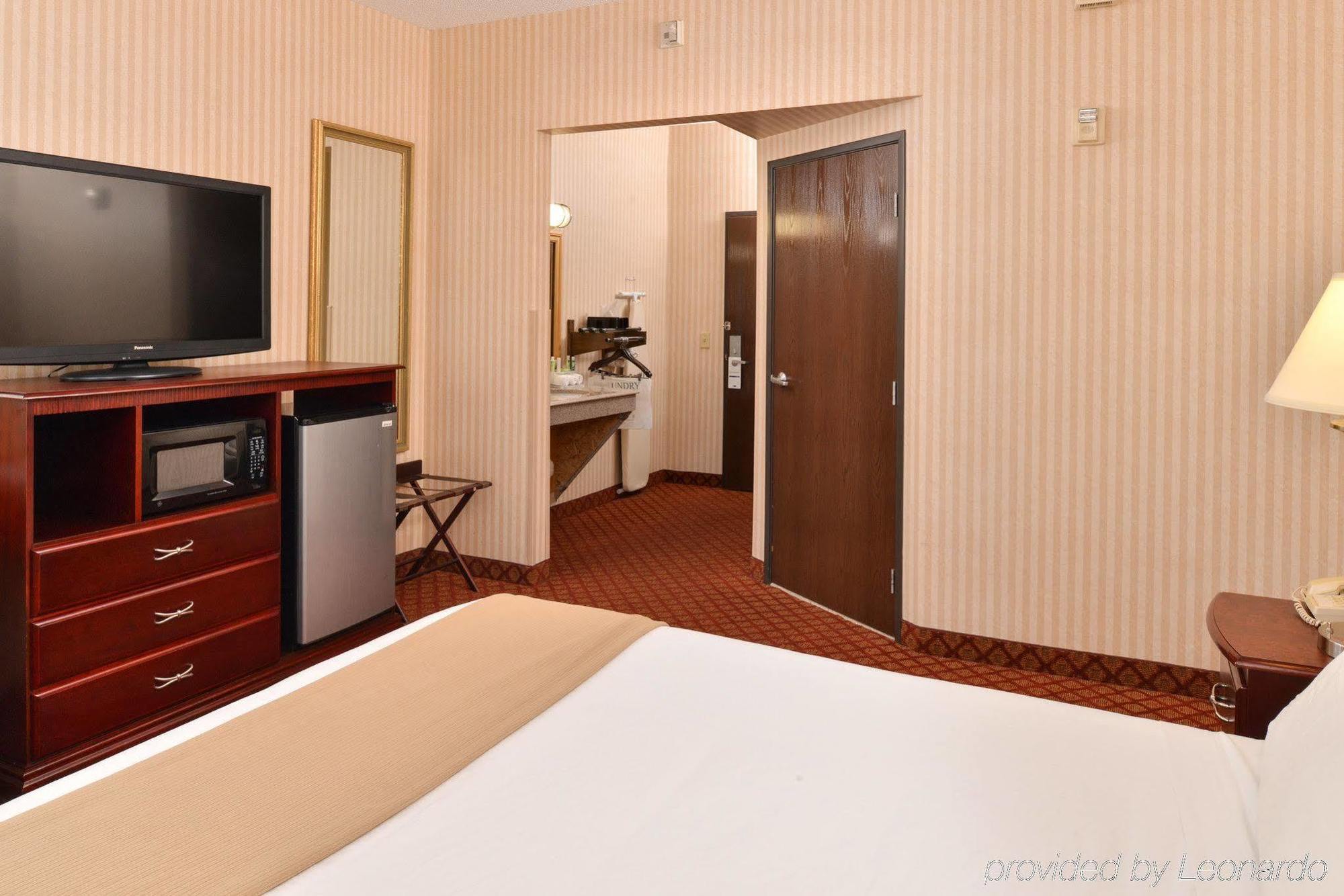 Holiday Inn Express Wixom By Ihg Exterior photo
