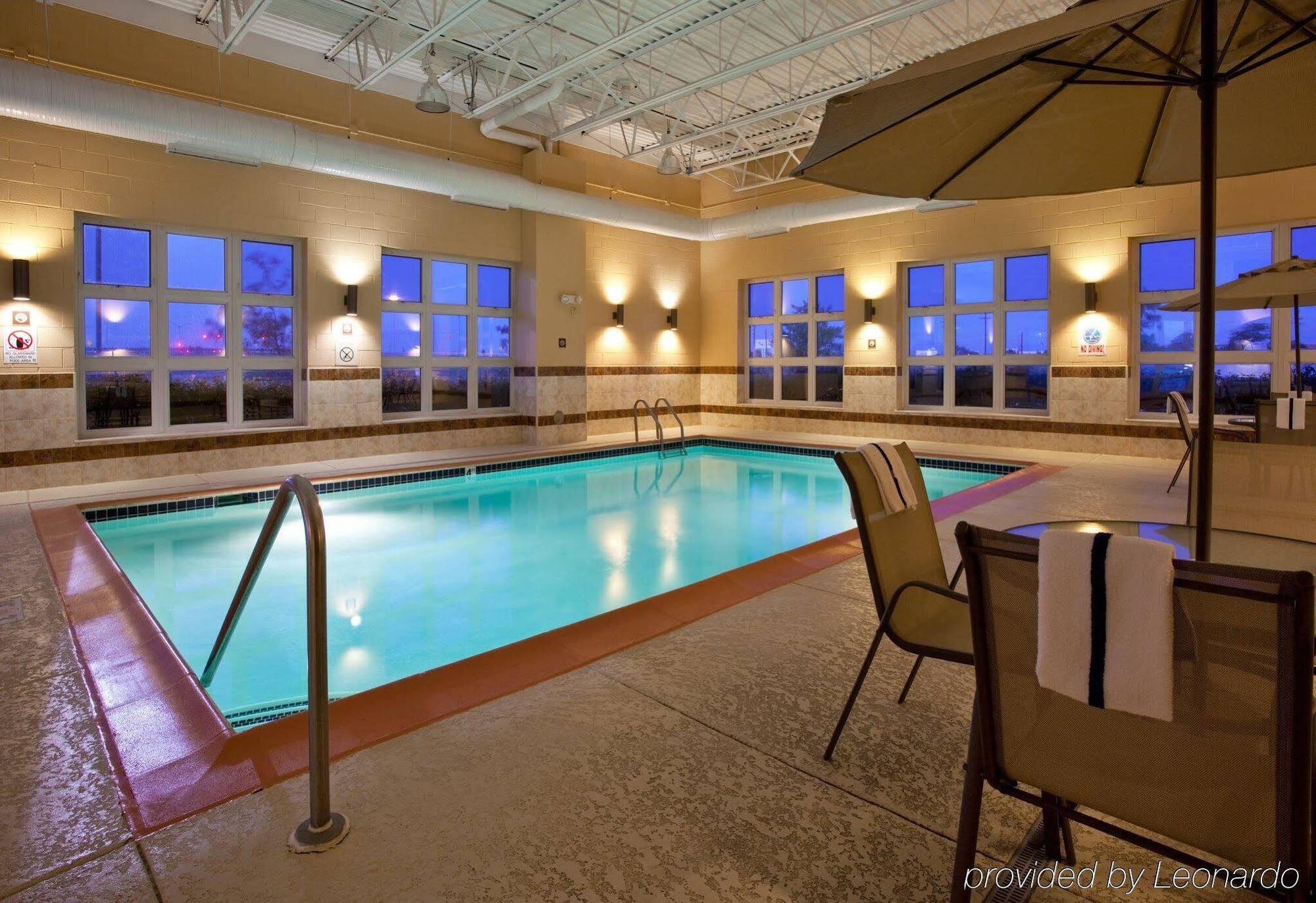 Holiday Inn Express Wixom By Ihg Exterior photo